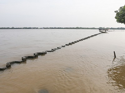 Dự án lấn sông đã hoàn thành hạng mục kè đá. Ảnh: Quỳnh Trần.