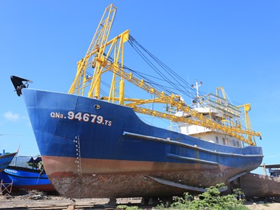 Tàu cá của ông Liên phải nằm bờ hơn 1 năm nay do máy bị hỏng trong quá trình chạy thử. Ảnh: Nguyễn Đông.