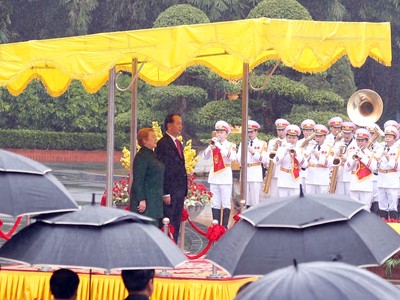 Lễ đón Tổng thống nước Cộng hòa Chile Michelle Bachelet được tổ chức trọng thể tại Phủ Chủ tịch. Ảnh VGP/Nhật Bắc