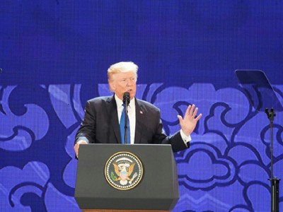 Tổng thống Mỹ Donald Trump phát biểu trước cử tọa CEO Summit, tại Cung hội nghị Ariyana, Đà Nẵng. 