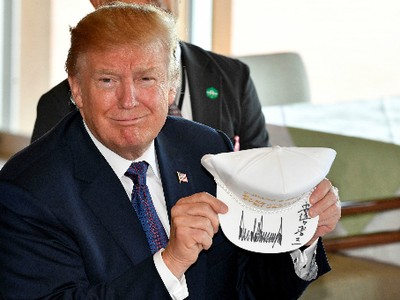 Tổng thống Mỹ Trump cầm chiếc mũ có chữ "Khiến liên minh ngày càng vĩ đại hơn" ở Nhật ngày 5/11. Ảnh: AA.