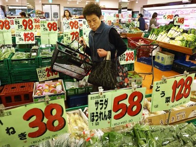 Người dân mua sắm tại siêu thị ở Nhật Bản.
