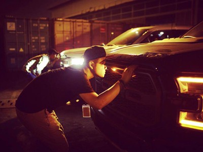 Chủ nhân và mẫu F-150 Raptor đầu tiên về Việt Nam hôm 12/4 tại cảng Cát Lái.