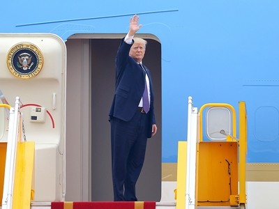 Tổng thống Mỹ Donald Trump vẫy tay khi rời Hà Nội để đến Philippines ngày 12/11
