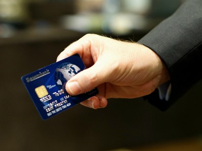 Người tiêu dùng, doanh nghiệp, chính phủ đều hưởng lợi nếu chọn các giải pháp thanh toán không dùng tiền mặt.