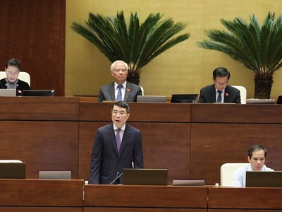 Thống đốc NHNN Lê Minh Hưng trả lời chất vấn trước Quốc hội.