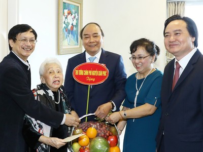 Thủ tướng Nguyễn Xuân Phúc thăm Nhà giáo Nhân dân, Nghệ sỹ Ưu tú Thái Thị Liên.