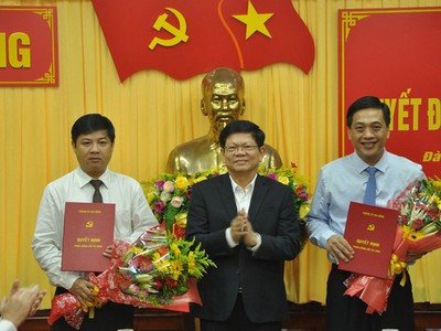 Ông Võ Công Trí - Phó Bí thư Thành ủy Đà Nẵng trao quyết định cho ông Lương Nguyễn Minh Triết và ông Đào Tấn Bằng