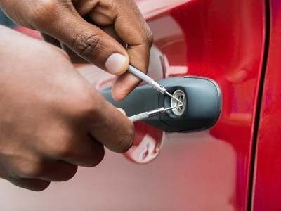 Mẹo hay giúp mở cửa ôtô khi bỏ quên chìa khóa