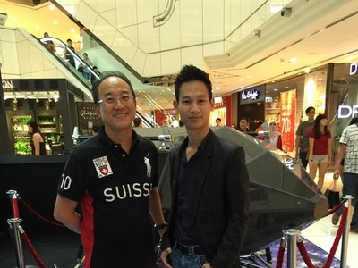 Phạm Gia Vinh - Giám đốc Công ty CP Nghiên cứu & Phát triển Đông Giang Việt Nam (bìa phải) bên cạnh chiếc phi thuyền không gian.