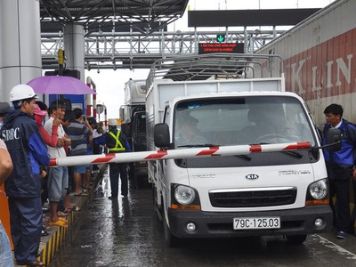 Trong vài ngày qua, trạm BOT Ninh An luôn tắc nghẽn do tài xế dùng tiền lẻ mua vé qua trạm