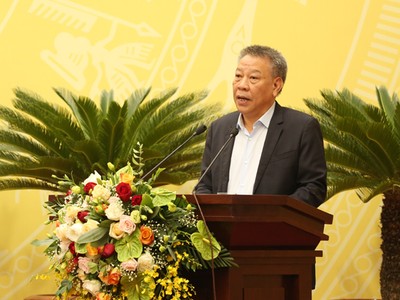 Giám đốc Sở Văn hóa và Thể thao Tô Văn Động trình bày tờ trình tại kỳ họp