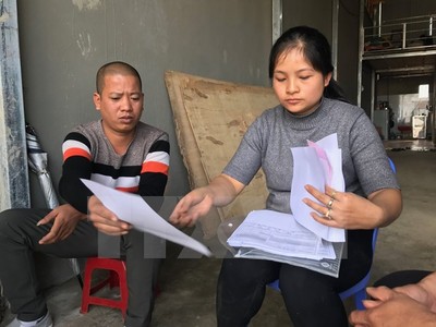 Các nạn nhân trong vụ việc cung cấp các tài liệu, bằng chứng về việc cho vay tiền. (Nguồn: TTXVN phát)