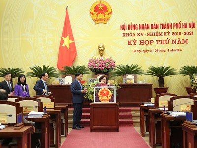 Các đại biểu HĐND thành phố bầu bổ sung Ủy viên UBND thành phố.