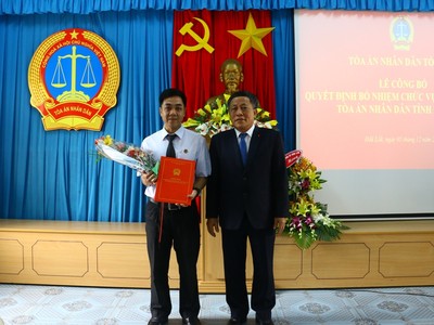 Phó Chánh án Tòa án nhân dân Tối cao Nguyễn Văn Thuân trao quyết định bổ nhiệm Phó Chánh án TAND tỉnh Đắk Lắk cho ông Nguyễn Văn Chung.Ảnh: Internet