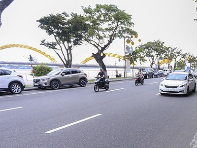 Ôtô đỗ trên đường Bạch Đằng và Trần Phú sẽ phải trả phí. Ảnh: Nguyễn Đông