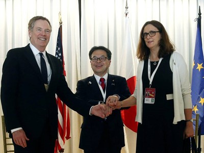 Đại diện Thương mại Mỹ Robert Lighthizer (trái ngoài cùng) bắt tay Bộ trưởng Kinh tế, Thương mại và Công nghiệp Nhật Bản Hiroshige Seko (ở giữa) và Cao ủy Thương mại EU Cecilia Malmstrom. Ảnh: Reuters