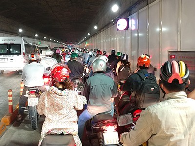 Làn xe máy trong hầm Thủ Thiêm thường xuyên bị ùn ứ vào giờ cao điểm. Ảnh: Hữu Nguyên