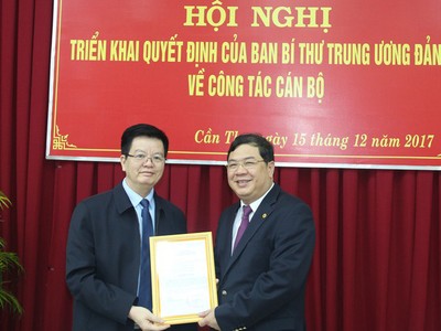 Đồng chí Mai Văn Chính trao Quyết định cho đồng chí Phạm Gia Túc.