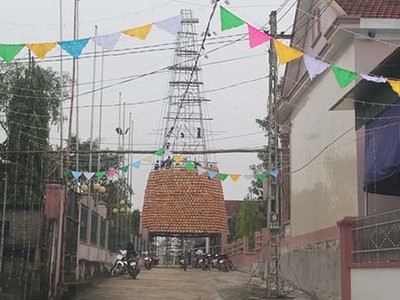 Cây thông làm bằng nồi đất. Ảnh: Nghi Vạn.