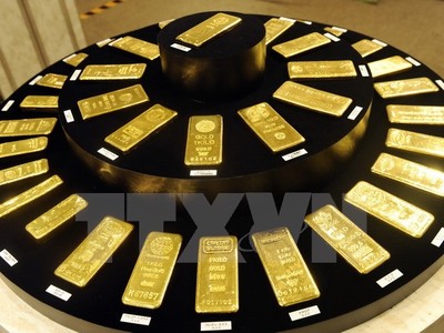 Các thỏi vàng được trưng bày tại cửa hàng kim hoàn Ginza Tanaka ở Tokyo, Nhật Bản. (Nguồn: AFP/TTXVN)