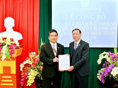 Phó Chánh án TANDTC Nguyễn Trí Tuệ trao Quyết định bổ nhiệm cho đồng chí Nguyễn Khánh Phương.