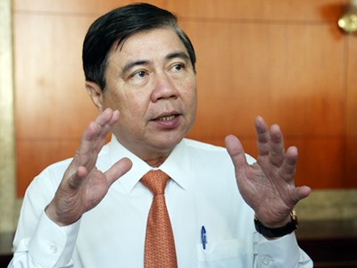 Ông Nguyễn Thành Phong trao đổi về kế hoạch thu ngân sách 2018. Ảnh: Hữu Công.