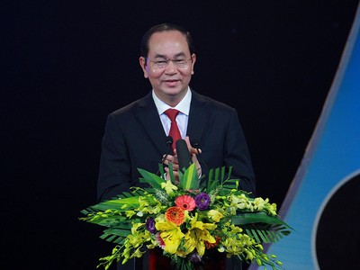 Chủ tịch nước Trần Đại Quang biểu dương và chúc mừng các tác giả, nhóm tác giả đoạt giải. Ảnh: Chí Cường