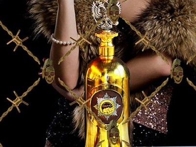 Chai rượu bọc vàng trắng có giá 1,3 triệu USD. Ảnh: BBC.