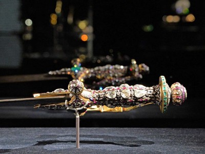 Một món đồ trong số 270 đồ trang sức thời vương triều Mogul của Ấn Độ, niên đại từ thế kỷ 16 đến thế kỷ 20, thuộc sở hữu của hoàng gia Qatar, được trưng bày tại một cuộc triển lãm ở Venice, Italy. Ảnh: AP.