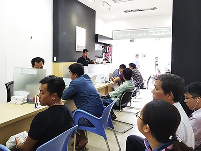 Nhiều người chờ đợi thay pin tại một Trung tâm bảo hành được Apple ủy nhiệm tại TP.HCM.