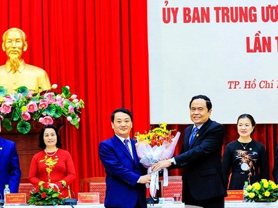 Ông Trần Thanh Mẫn, Chủ tịch Ủy ban Trung ương MTTQ Việt Nam (phải), tặng hoa chúc mừng ông Hầu A Lềnh. Ảnh: Đại Đoàn Kết