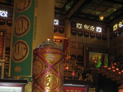 Người đàn ông đúc nến khổng lồ, bán 300 triệu đồng mỗi cặp