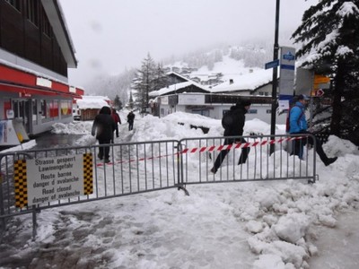 Du khách phớt lờ biển đóng cửa đường sau khi tuyết rơi dày làm hơn 13.000 người mắc kẹt tại khu nghỉ dưỡng Zermatt. Ảnh: AFP.