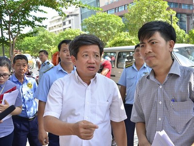 Phó Chủ tịch UBND quận 1 Đoàn Ngọc Hải (áo trắng) bất ngờ nộp đơn xin từ chức