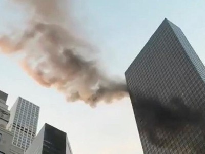 Ngọn lửa bùng phát từ một sự cố chập điện tại hệ thống làm mát trên tầng thượng. (Nguồn: NY Daily News)