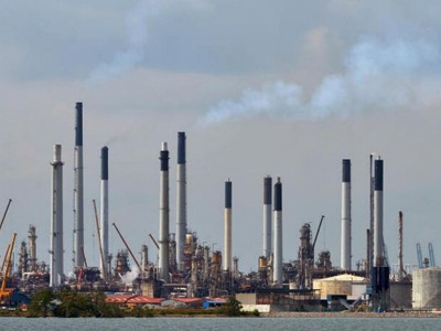 Khu lọc dầu của Shell ở Pulau Bukon, nơi bị đánh cắp một lượng lớn. Ảnh: Straitstimes.