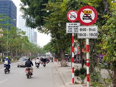 Biển cấm xe hợp đồng đặt trên đường Láng Hạ. Ảnh: Văn Chương.