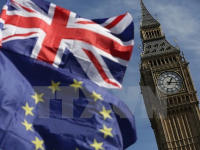 Quốc kỳ Anh và Liên minh châu Âu trong cuộc tuần hành phản đối Brexit tại khu vực Tháp đồng hồ Big Ben ở London, Anh hồi năm 2017. (Nguồn: AFP/TTXVN)