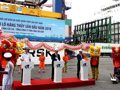 Bộ trưởng Nguyễn Xuân Cường cùng đại diện VASEP và Tổng công ty Tân Cảng Sài Gòn bấm nút phát lệnh xuất khẩu thủy sản 2018. Ảnh: Hồng Phúc