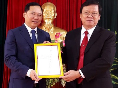 Ông Nguyễn Phi Long, Bí thư TƯ Đoàn (trái), nhận quyết định phân công nhiệm vụ mới . Ảnh: T.Thế