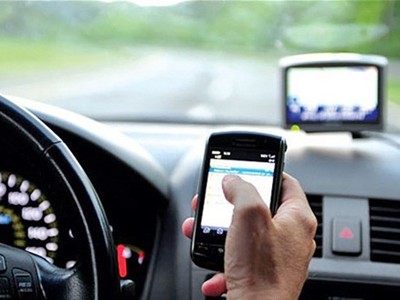 Tài xế vừa lái xe vừa sử dụng điện thoại làm tăng rủi ro về giao thông (ảnh: Việt Hưng)