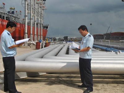 Năm 2017, Việt Nam nhập siêu từ khu vực Đông Nam Á 5,9 tỷ USD, trong đó nhập siêu từ Singapore và Malaysia tăng chủ yếu là do chi lớn để nhập khẩu mặt hàng xăng dầu.