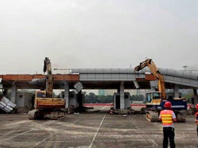 Việc phá dỡ được tiến hành tại chốt chặn Đồng Lạc ở Thâm Quyến. Ảnh: SCMP.