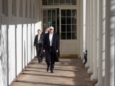 Tổng thống Mỹ Donald Trump bước ra từ Phòng Bầu dục. (Ảnh: Nhà Trắng)