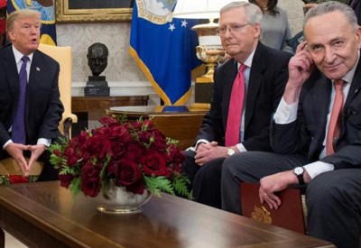 Trump (trái) gặp lãnh đạo đảng Dân chủ tại Thượng viện Schumer (phải) tại Nhà Trắng. Ảnh: CNN.