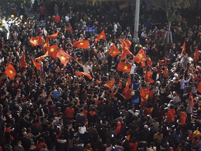 Hàng vạn người dân xuống đường cổ vũ đội U23 Việt Nam sau trận thắng đội Iraq tối 20/1.