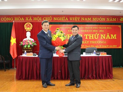 Trưởng Ban tổ chức Tỉnh ủy Thanh Hóa Lại Thế Nguyên chúc mừng ông Lê Anh Xuân. Ảnh báo Thanh Hóa. 