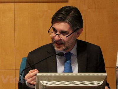 Thứ trưởng Olivero phát biểu tại hội thảo. (Ảnh: Ngự Bình/Vietnam+)