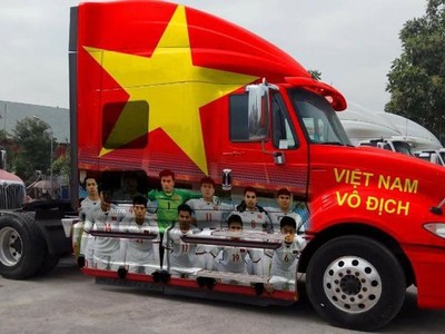 Người Việt đua nhau trang trí ôtô cổ vũ đội bóng U23